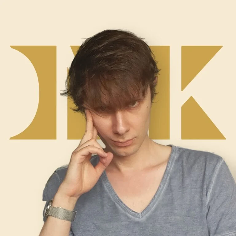DieMilchgebendeKuh vor dem goldenen DMK-Logo
