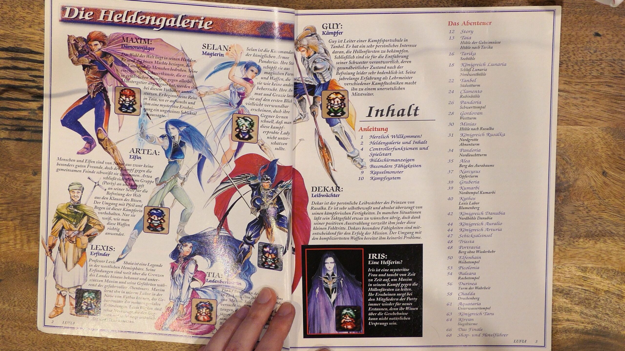 Aufgeschlagener Spieleberater zu Lufia 2 mit der Doppelseite „Die Heldengalerie“